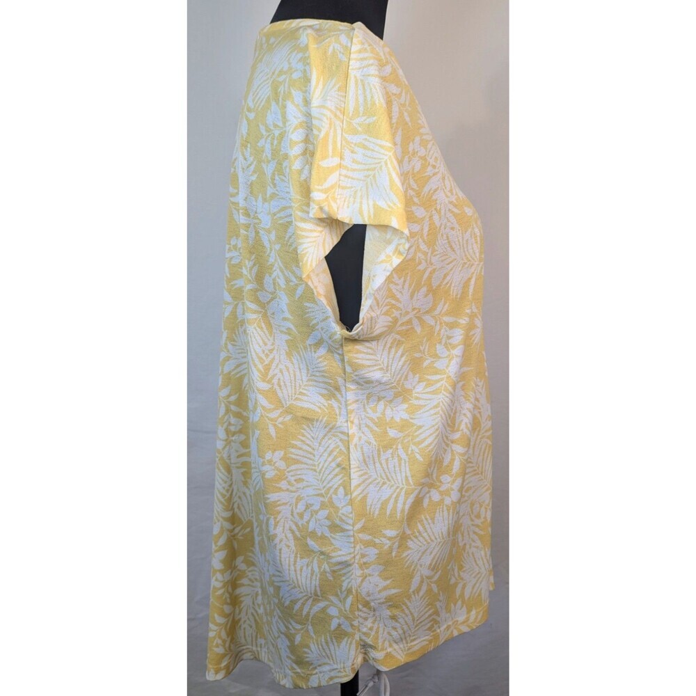 FLT Studio Small Yellow Tropical Palm Leaf V-Neck Button Front High-Low Top - Picture 2 of 6